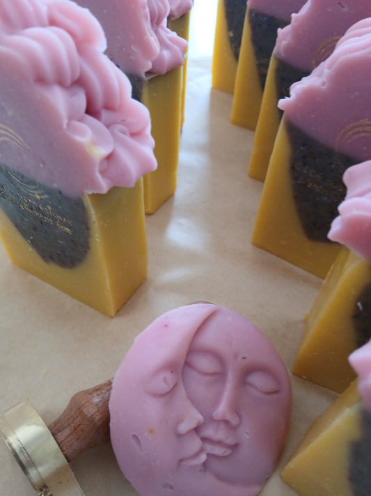 Savon la délicieuse en forme de cornet de glace jaune marron et rose